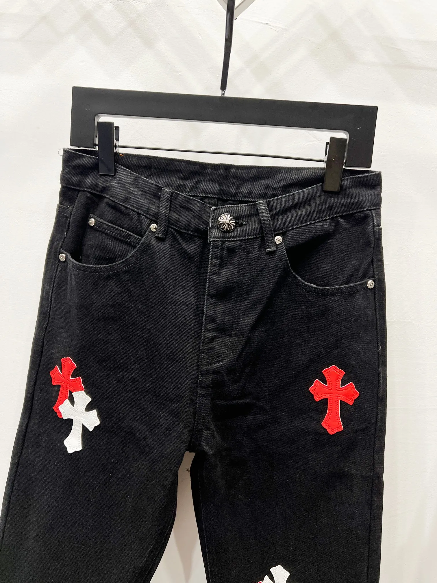 P260 Style number: (K750) Style number: (K550) Chrome Hearts & Chrome Hearts CH city limited series Sanskrit cross patch patchwork leather jeans need to be washed and then disassembled and hand-made. The sheepskin cross leather is then spliced ​​to complete. The whole process is too complicated to describe. The texture can be seen in the hand, and it looks good. The styles with different washed textures are very friendly to people with thin legs and thick legs. The straight version is very flattering to the leg shape. The moderate length is timeless and can be matched easily and casually. It is the basic styling foundation for various styles and is a must-have in the wardrobe! The fabric is stiff but also makes the upper body soft without losing texture. The washing process is even more perfect. It is a must-have item for everyone! ! ! Washed wheat, hang tag, pants label, three labels are complete, the upper body effect is particularly stiff and stylish, super stylish, same style for men and women - Color: Size: 28 30 32 34